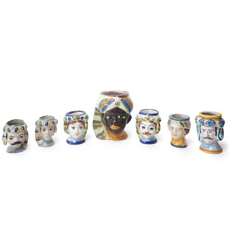 Gruppo di N. 7 teste antropomorfe in ceramica di Caltagirone., 20° secolo