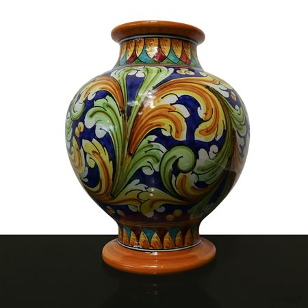 Vaso in maiolica di Caltagirone policroma e decorata a foglie