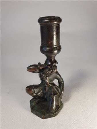 Candeliere a forma di uomo inginocchiato