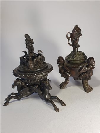 Due calamai: uno con ippocampi, uno con Leone reggiscudo (Marzocco?)