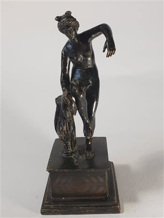 Venerina con anfora, da motivo archeologico