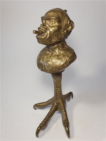 Lucerna con testa di scimmia su zampa di rapace, da motivi rinascimentali