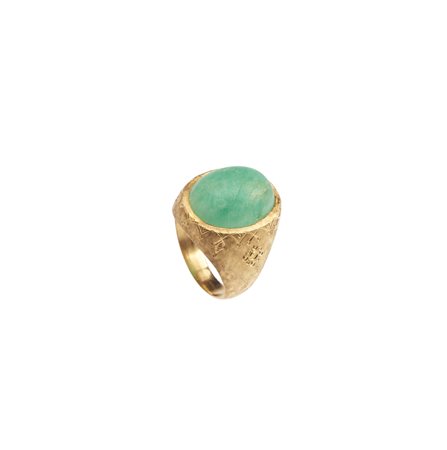  - Anello a fascia  artigianale in oro giallo 18k con giada cabochon .