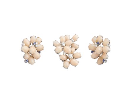  - Parure composta da orecchini in corallo rosa e spilla con piccoli diamanti e zaffiri .