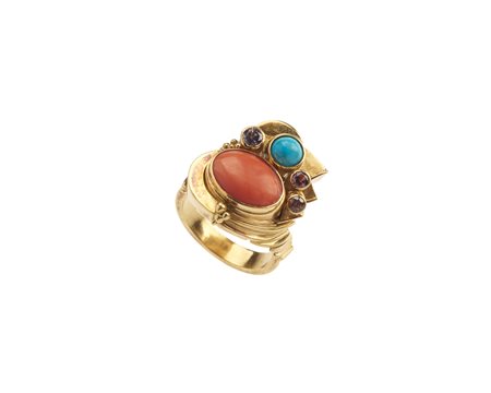  - Anello in oro 18k con corallo rosso ovale cabochon, turchese e tre pietre semipreziose .