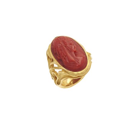  - Delizioso anello artigianale in oro giallo 18k con testa di donna in corallo rosso inciso.