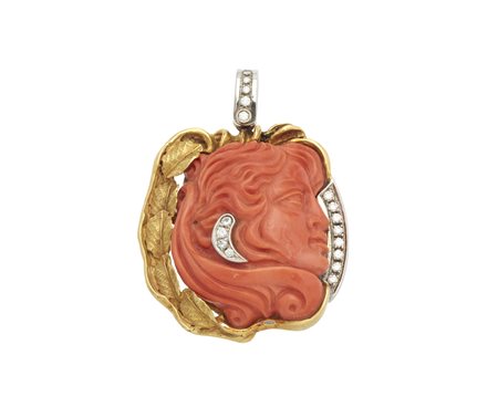  - Ciondolo artigianale in oro giallo  e bianco 18k con  testa di donna in corallo rosso inciso e diamanti bianchi taglio a brillante.