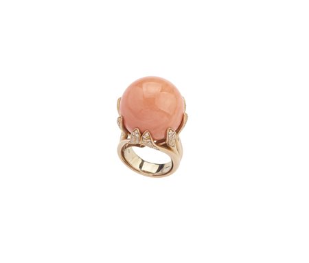  - Anello in oro rosa 18 kt con boule in corallo e diamanti .