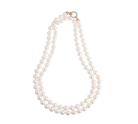  - Filo di perle sferiche bianche Akoya con chiusura in oro giallo e bianco 18k e diamanti.
