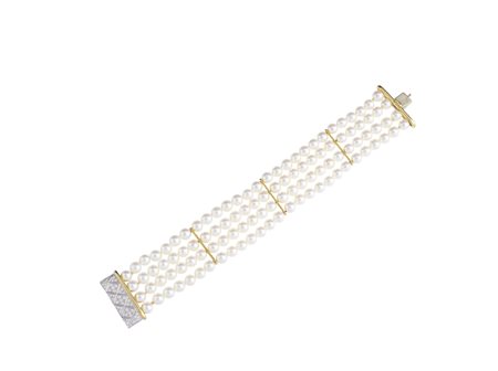  - Bracciale a quattro fili di perle sferiche bianche coltivate giapponesi con chiusura e inserti in oro giallo 18k e diamanti bianchi.