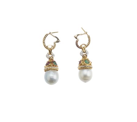  - Paio di orecchini in oro giallo 18k con perle a goccia australiane, piccoli smeraldi, rubini e diamanti.