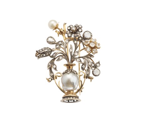  - Spilla  artigianale in oro 18k e argento a forma di vaso con fiori con perle e diamanti a rosetta .