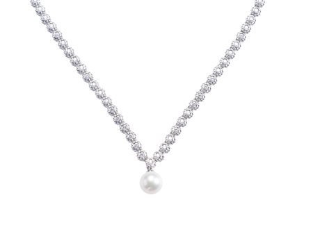  - Collana in oro bianco 18k con perla giapponese pendente sferica 8.90 mm e 102 diamanti 2 ct circa.