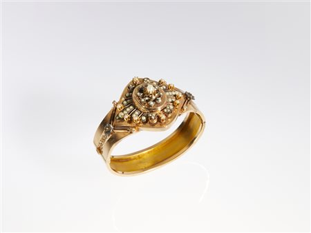  - Bracciale rigido a manetta in oro giallo 18k con piccole perle naturali, di probabile appartenenza alla famiglia GonzagaXVIII sec. .