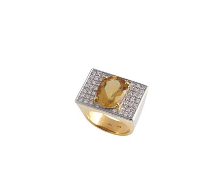  - Anello in oro giallo 18k con topazio ovale e diamanti .