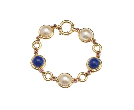  - Bracciale in oro giallo 18k con madreperla, lapislazzuli e rubini cabochon.