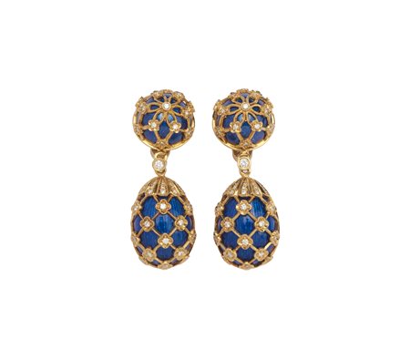  - Orecchini pendenti in oro giallo 18k con diamanti taglio brillante e smalto guilloché.