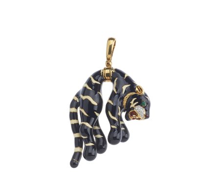LEGNAZZI - Ciondolo a forma di pantera in oro giallo 18k e smalti con piccoli brillanti bianchi e due smeraldi cabochon .