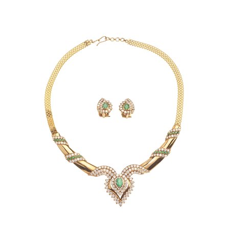  - Parure composta da collana e un paio di orecchini in oro giallo 18k e rosa 12k con diamanti e smeraldi .
