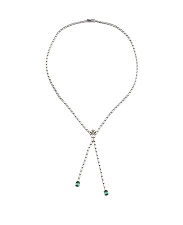  - Collana in oro bianco 18k con diamanti bianchi taglio a brillante e due smeraldi taglio ovale.