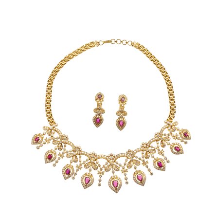  - Parure con collana in oro giallo 18k  e parte centrale 9k con diamanti e rubini ovali e gocce .