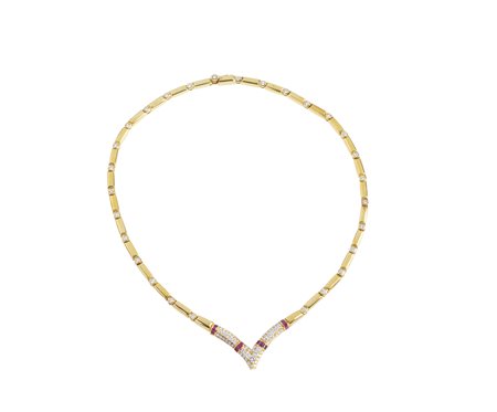  - Collana in oro giallo 18k con diamanti bianchi e rubini carrè.