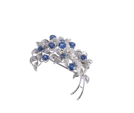  - Spilla in oro bianco 18k con zaffiri blu e diamanti  .