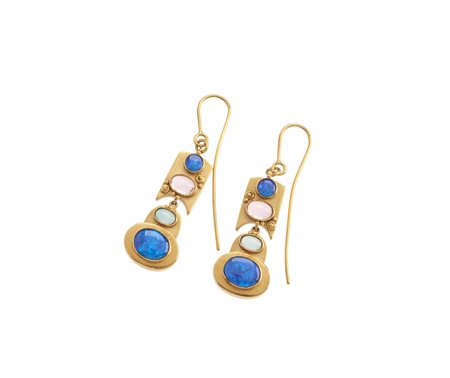  - Orecchini pendenti artigianali in oro giallo 18k con tormaline rosa e azzurre cabochon e opali  .