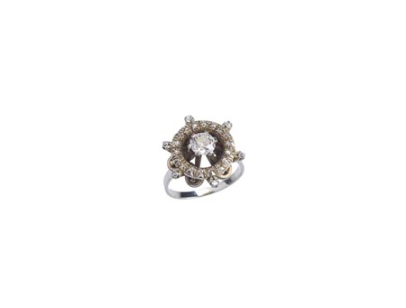  - Anello in oro bianco 18k a forma di timone con diamante centrale e contorno di diamanti .