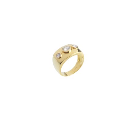  - Anello in oro giallo 18k a fascia con tre diamanti bianchi .