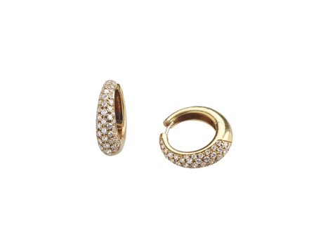  - Coppia di orecchini a cerchio in oro giallo 18k con pavé di diamanti .