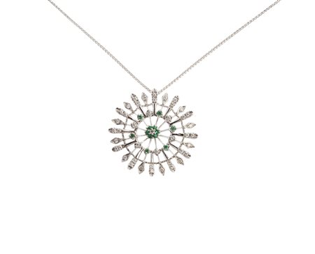  - Ciondolo con catenina in oro bianco 18k con diamanti bianchi e smeraldi taglio a brillante 0.24 ct circa .