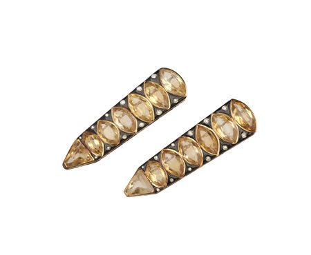  - Coppia di spille a losanga in oro giallo 18k e smalti neri. Con topazi citrini a navette e triangoli con piccoli diamanti bianchi.