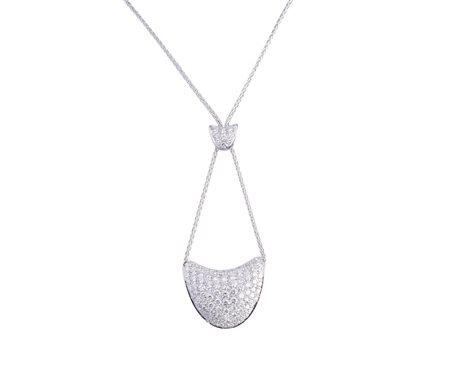  - Collana in oro bianco 18k  con pendente  a forma di mezza luna bombata  con pavé di diamanti bianchi .
