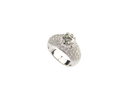  - Anello in oro bianco 18k con pavé di diamanti naturali e diamante centrale  .