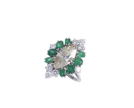  - Anello in oro bianco 18k con diamante centrale taglio a marquise, fancy yellow light,  diamanti laterali bianchi taglio a brillante e smeraldi taglio a smeraldo.