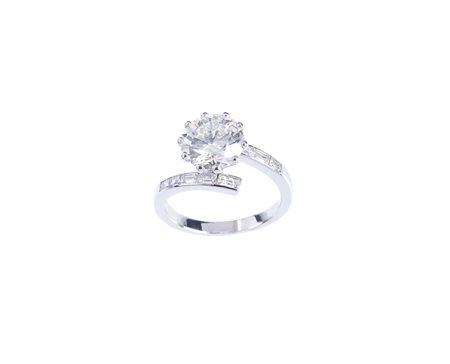  - Elegantissimo anello solitario in platino con diamante bianco centrale 2.28 ct. .