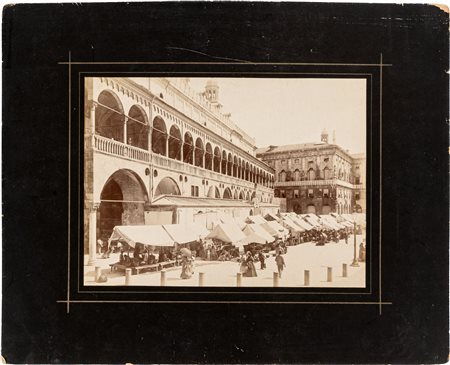 Fotografia di Padova - Piazza dell'Erbe col Palazzo della Ragione. Databile...