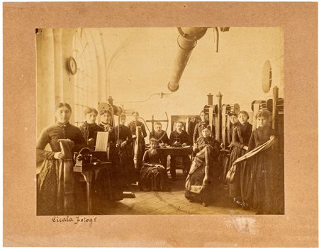 Fotografia delle operaie dell'Istituto Tessile di Voghera1880 /...