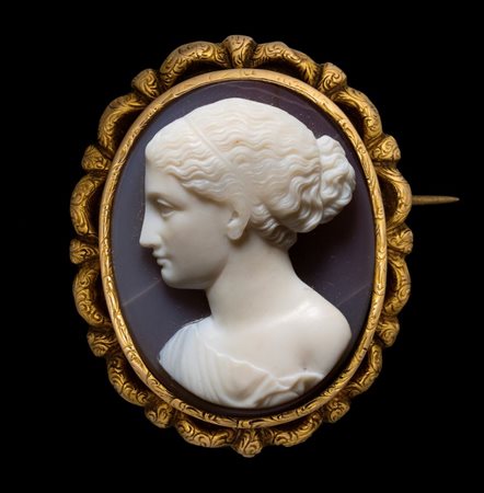 A fine Neoclassical agate cameo set in a gold chiseled brooch. Female bust.