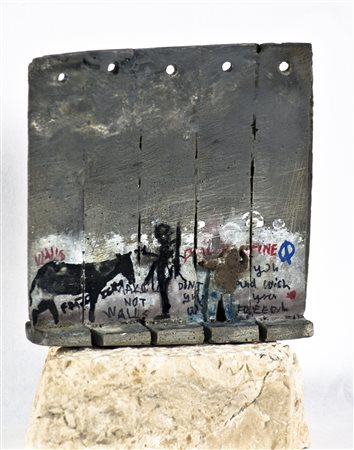 Banksy 1974 Souvenir Wall Section Multiplo in resina e cemento dipinto. cm...