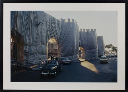 Christo 1935-2020 Wrapped Roman Wall, 1974 Stampa fotografica su carta, es...