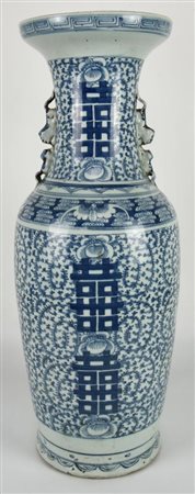 VASO CINESE IN PORCELLANA BIANCA E BLU, Cina metà XIX secolo vaso cinese...