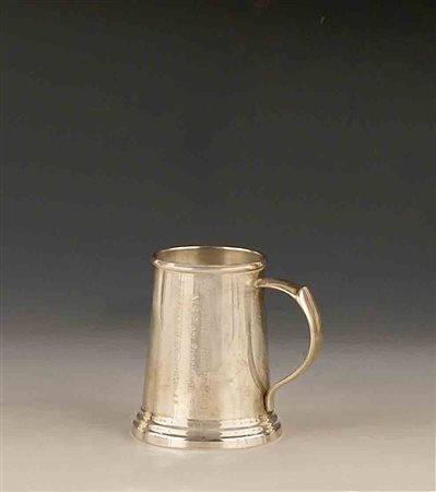 Boccalino in argento a corpo liscio con manico, gr. 112.