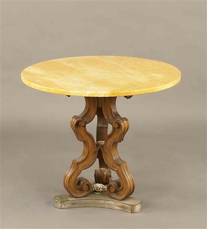 Tavolino gueridon con piano in marmo giallo di Siena, poggiante su base in...