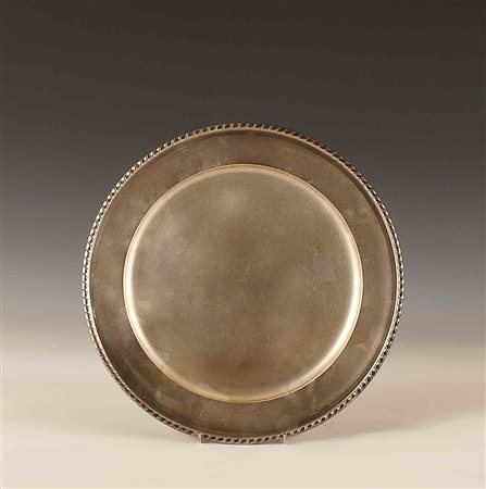 Vassoio circolare in argento, gr. 525, d. cm. 30,5.