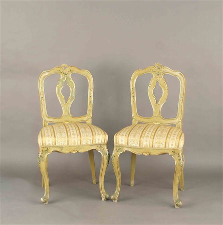 Coppia di sedie in legno laccato e parzialmente dorato, decorato a motivo...