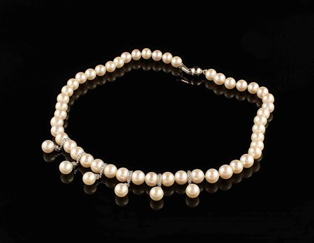 Collier composto da un filo di perle coltivate di mm. 8 circa con chiusura in...