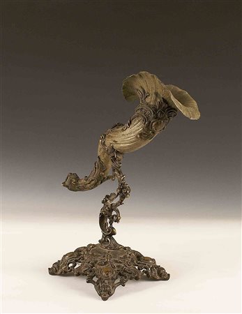 Gruppo in bronzo patinato raffigurante una cornucopia, poggiante su base...