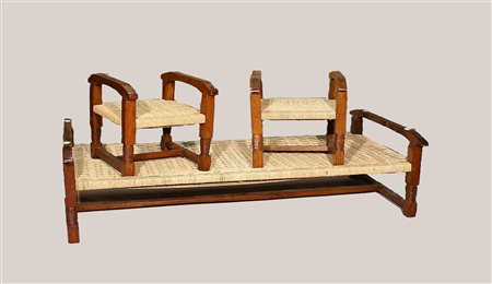 Grande panca con due sgabelli in legno tornito e sedute in paglia...